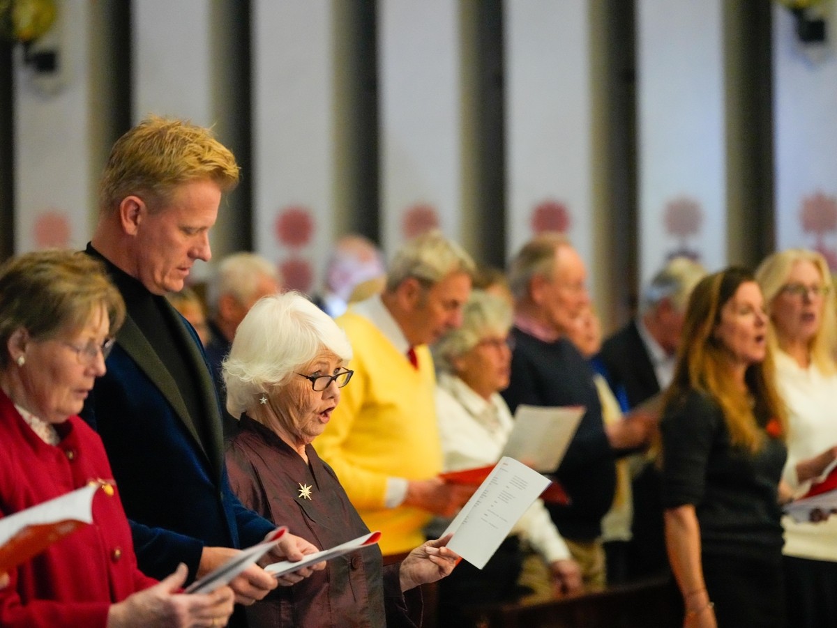Guests singing at Brooke's Christmas carol concert 