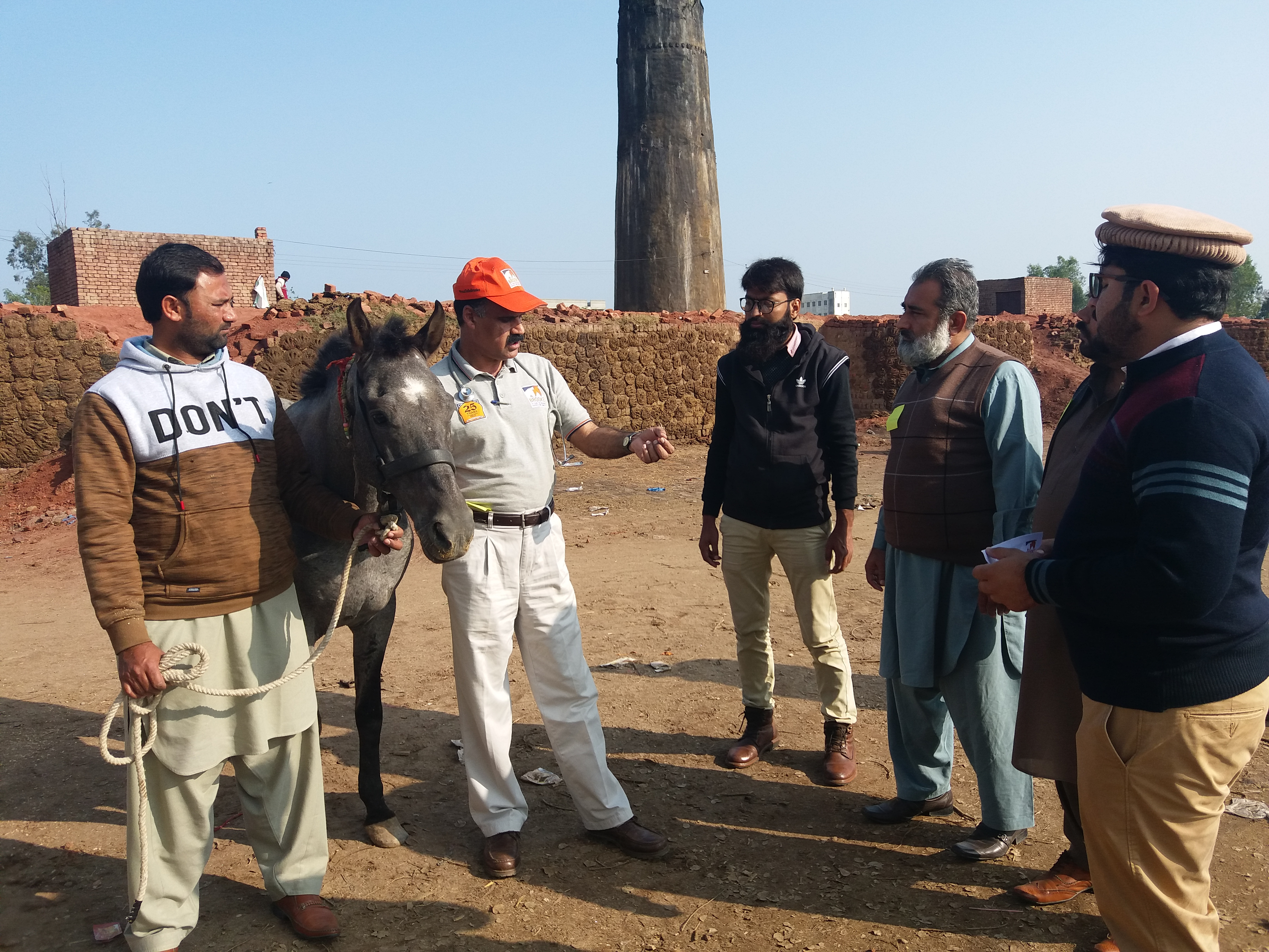 Vet addresses team in Pakistan