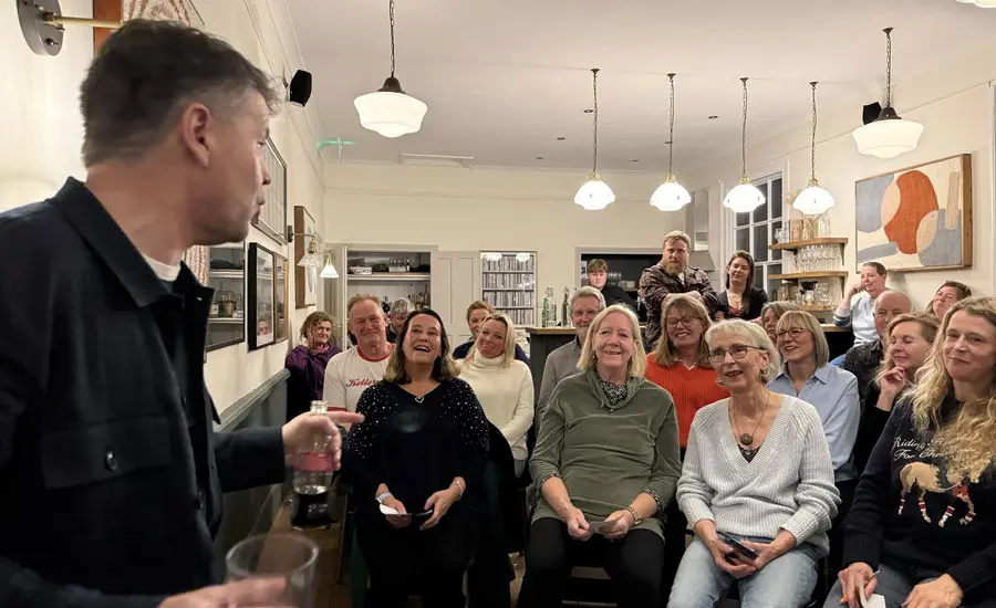 Comedian performs stand-up set to Kent pub. 